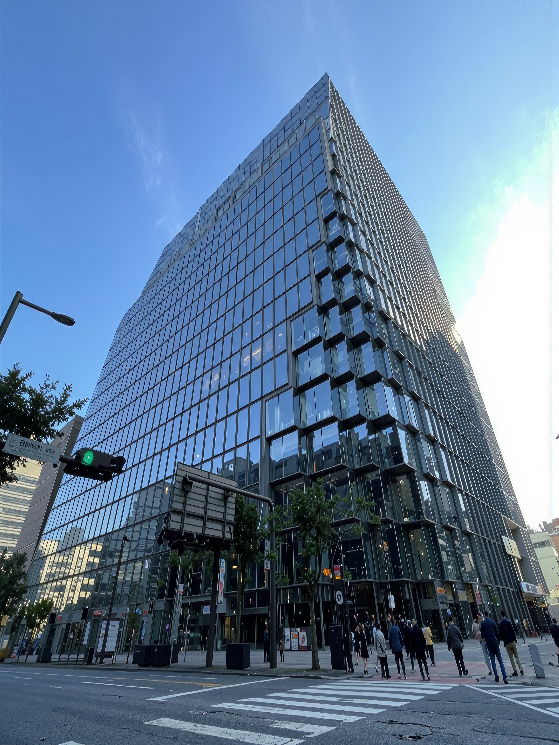ガラス建築の施工イメージ